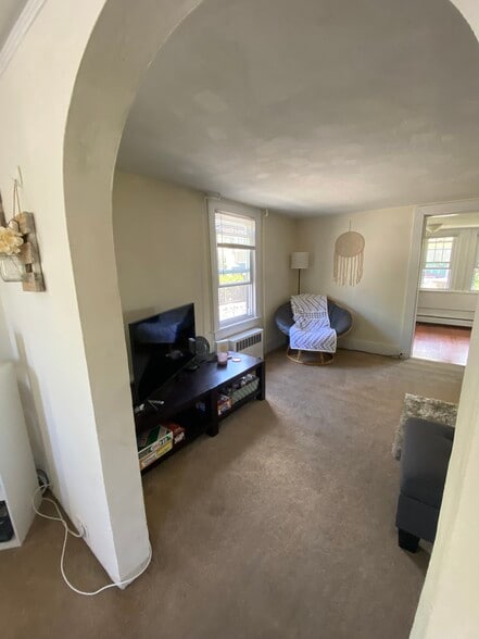 livingroom - 81 Cedar St