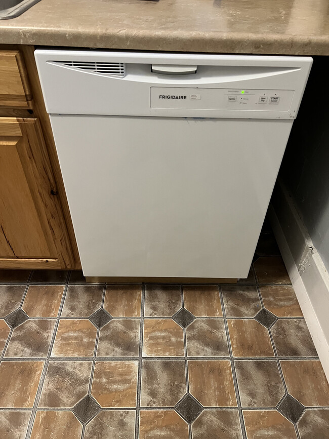 Brand new dish washer - 1035 N Main St