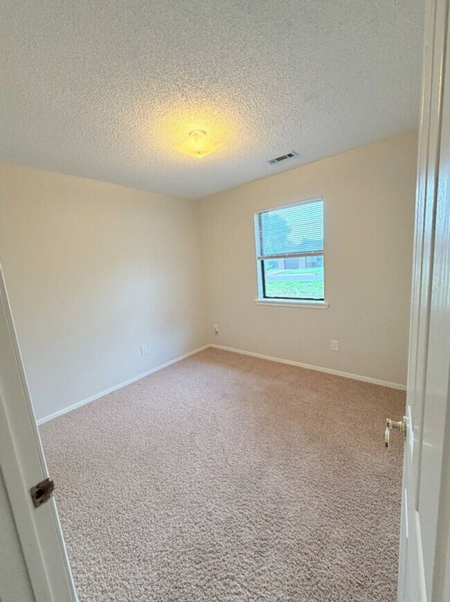 Building Photo - 3 Bedroom Single Family Home In Bentonville!