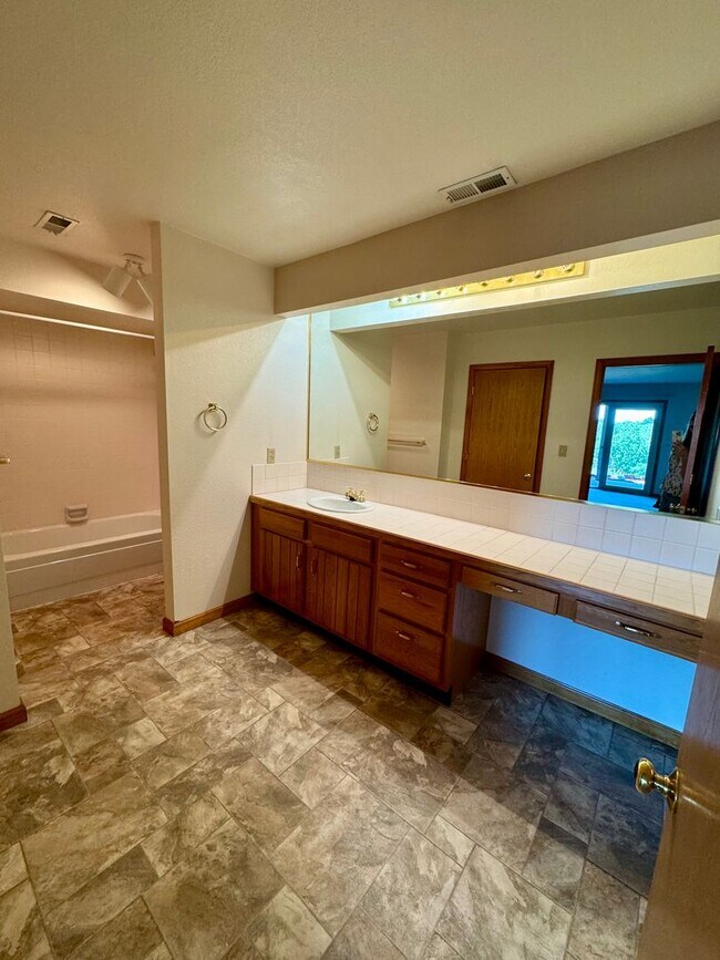 Building Photo - Well Maintained 3 bedroom end unit Townhom...