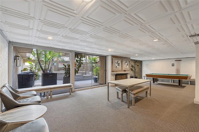 Building Photo - 740 N Kings Rd