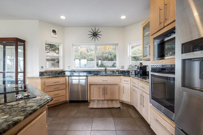 Building Photo - 5663 Basin View Dr