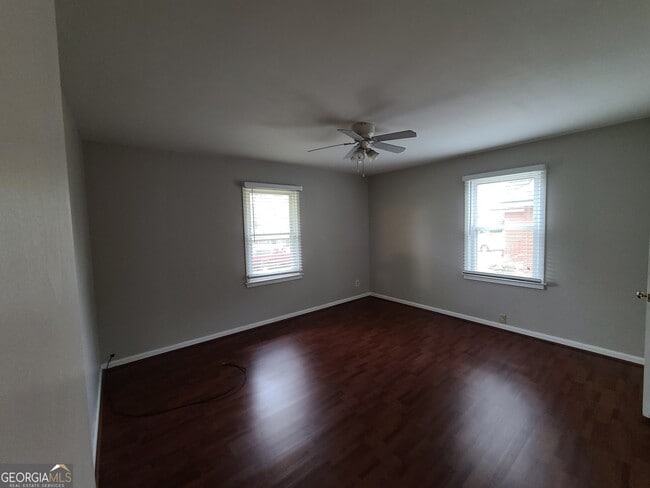 Building Photo - 2691 Fernwood Ave