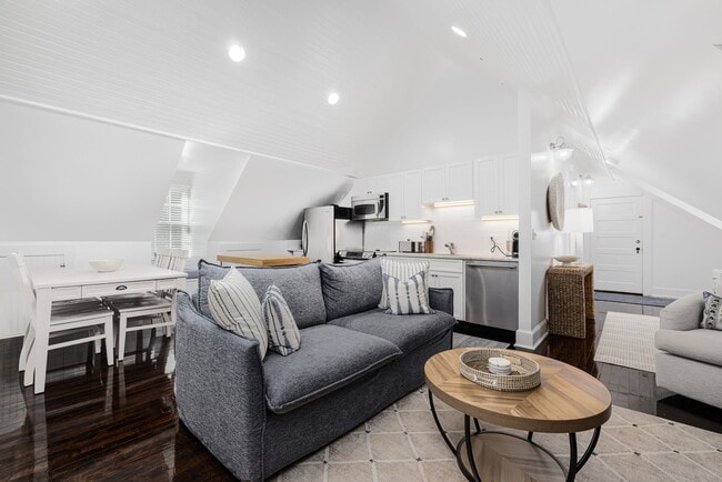 Building Photo - 8 Brenton Rd