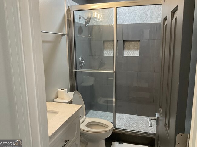 Building Photo - 558 Kenwood Rd