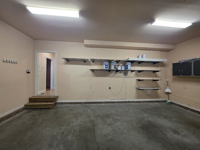 Building Photo - Spacious 4-Bedroom Home for Rent in Kings ...