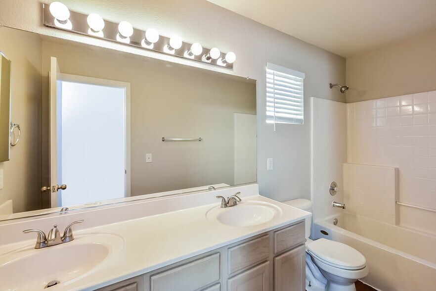 Building Photo - 2501 Lady Elizabeth Ct