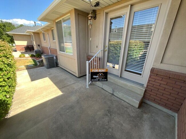 Building Photo - 4 bdrm 3 bth Home 2 Car Garage- HOA with Pool