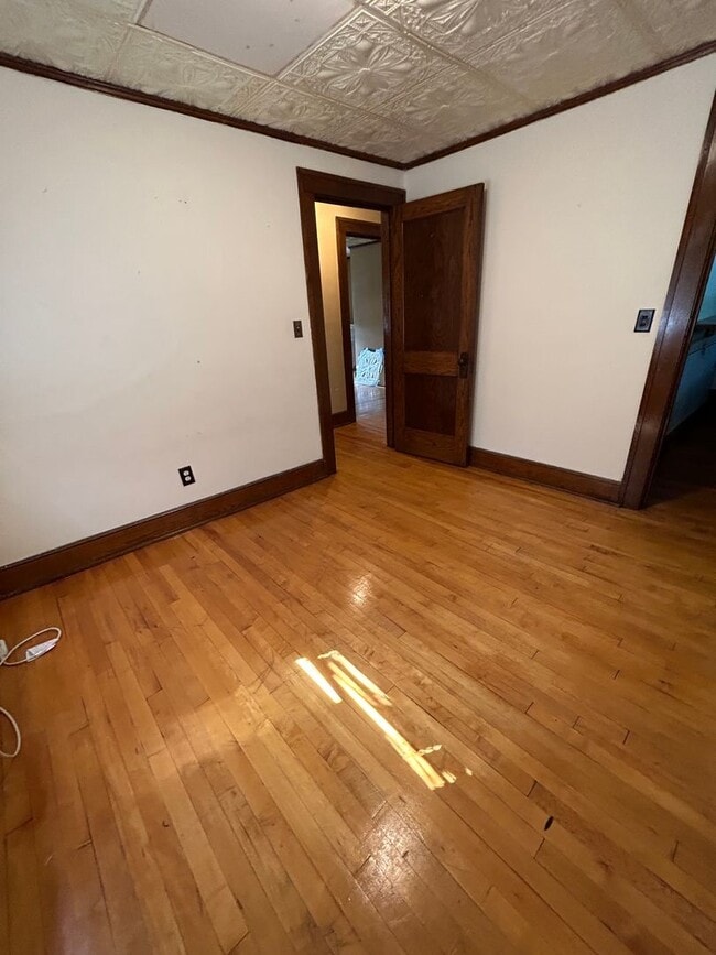 Building Photo - 3 Bedroom 1.5 Bath House