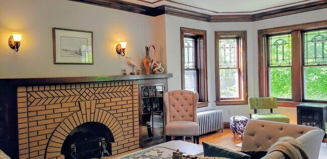 Building Photo - Historic 3 Bedroom in Portage Park