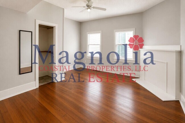 Building Photo - First floor 2 bedroom unit in the Heart of Downtown Savannah!