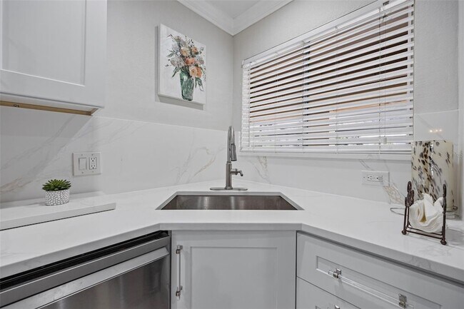 Building Photo - 1008 Apollo Beach Blvd