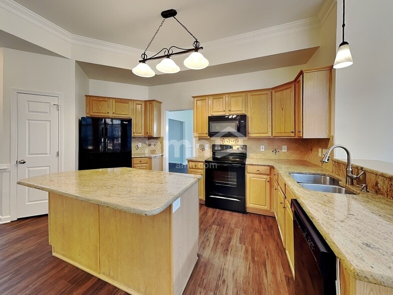 Building Photo - 406 Glencrest Dr