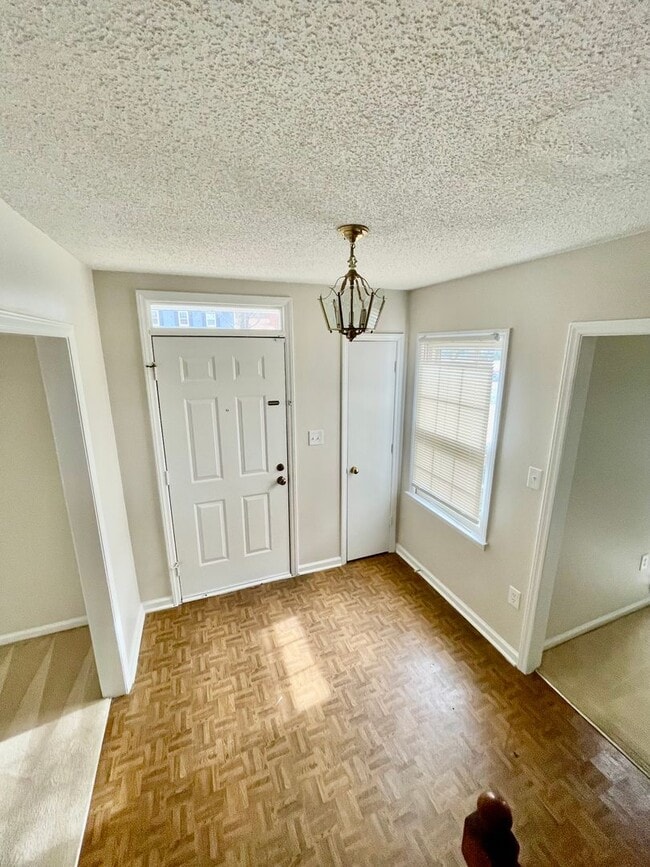 Building Photo - Welcome to this beautiful 5-bedroom, 2.5 bathroom home located in the vibrant city of Charlotte, NC