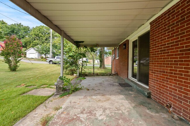 Building Photo - 610 Greenbriar Dr