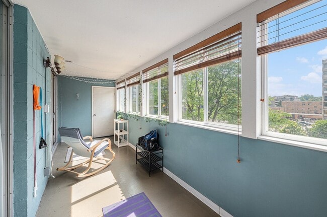 Building Photo - Spacious 1 bedroom home in the heart of Ha...