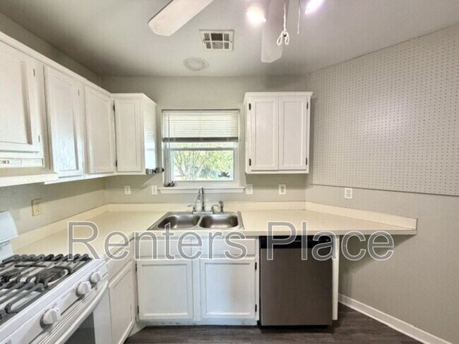Building Photo - 5707 S Yukon Ave