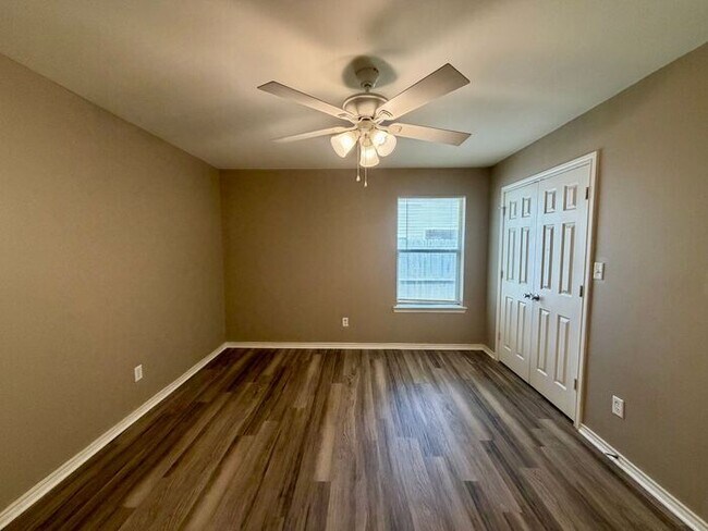 Building Photo - 2 Bedroom, 2 Bathroom Duplex!