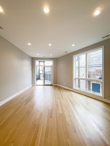 Building Photo - 1060 W Cornelia Ave