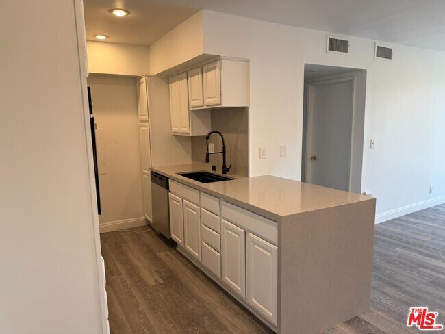 Building Photo - 1351 N Crescent Heights Blvd