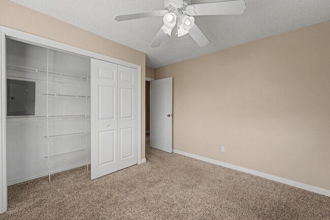 Building Photo - 910 S 28th St