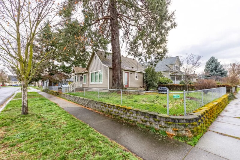 Building Photo - 417 N Oakdale Ave