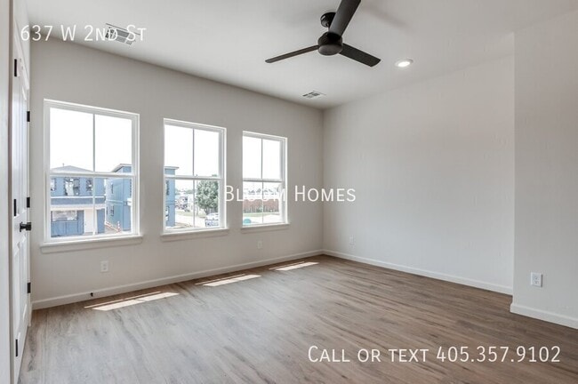 Building Photo - 637 W 2nd St