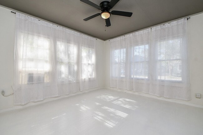 Building Photo - 208 Vincent St