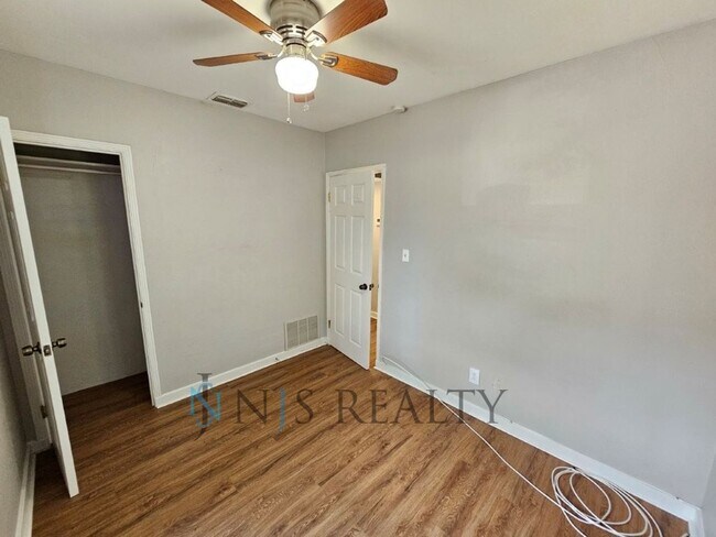 Building Photo - REDUCED $200!!  Cute 3/1 with updated kitc...