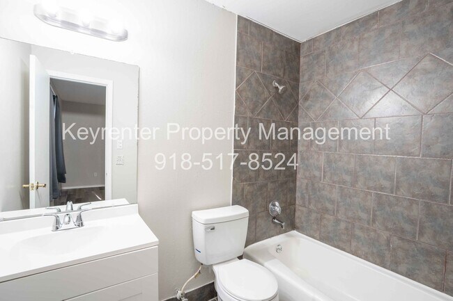 Building Photo - 3 Bed / 2 Bath / Near Tulsa Arts District
