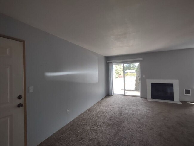Building Photo - Ground Floor 2 BR 2BA with Storage & w/d