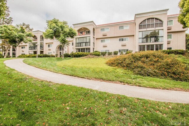 Building Photo - 5500 Paseo Del Lago W