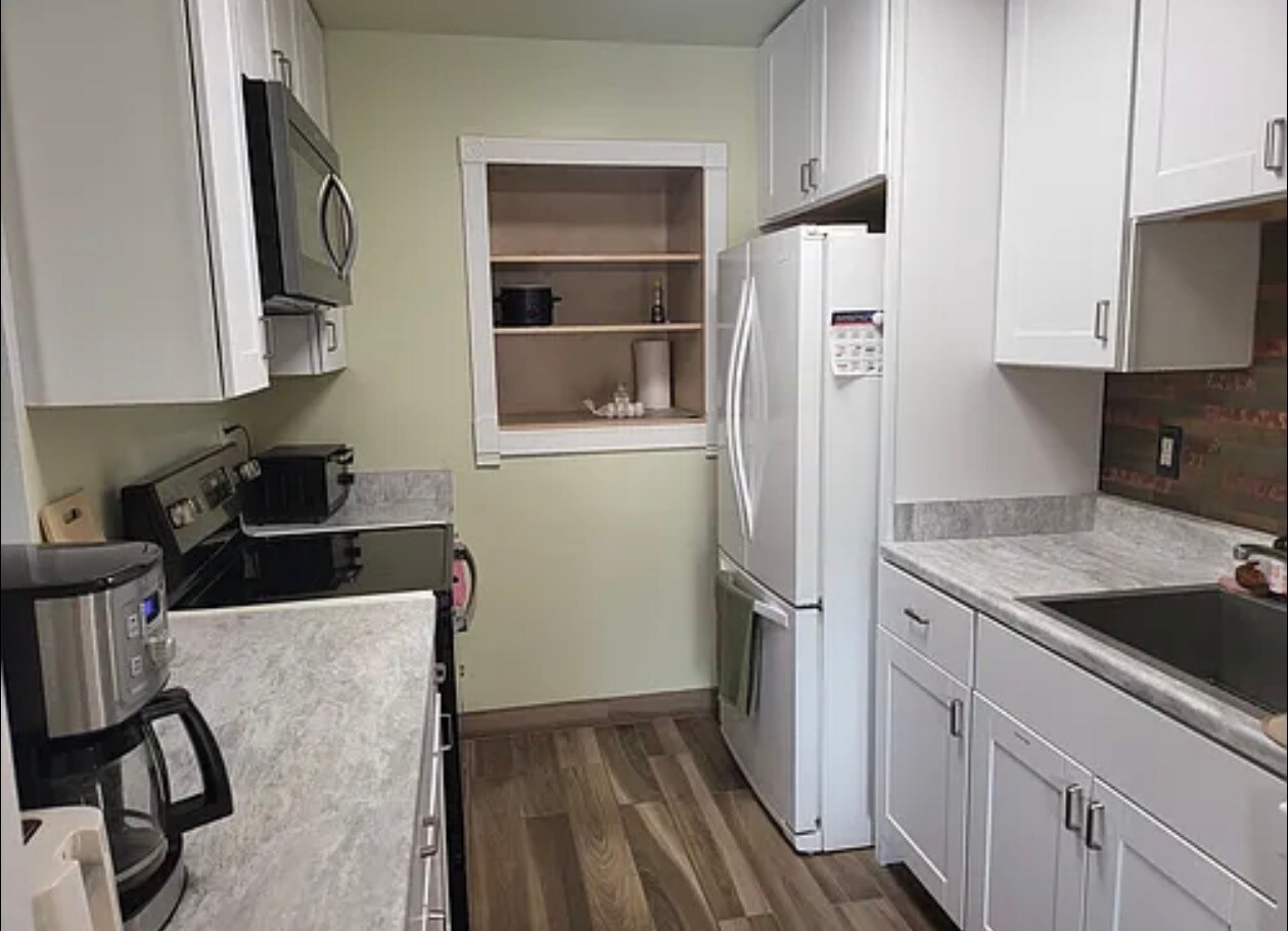 Updated Kitchen w/Pantry - 1205 Centaur Cir