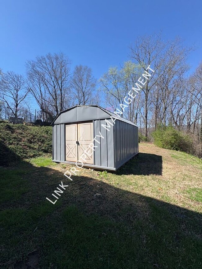 Building Photo - 3731 Knollwood Dr