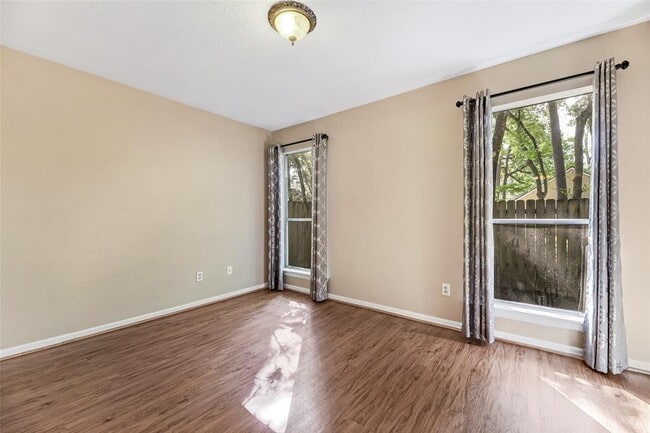 Building Photo - 15 Tulip Hill Ct
