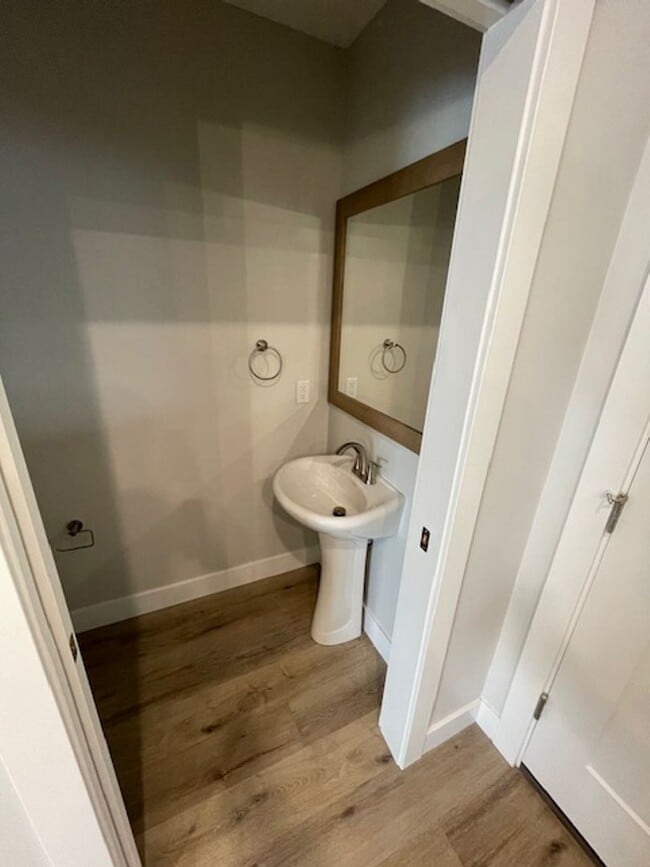 Building Photo - Modern Mountain Rtreat for Rent - Just Min...