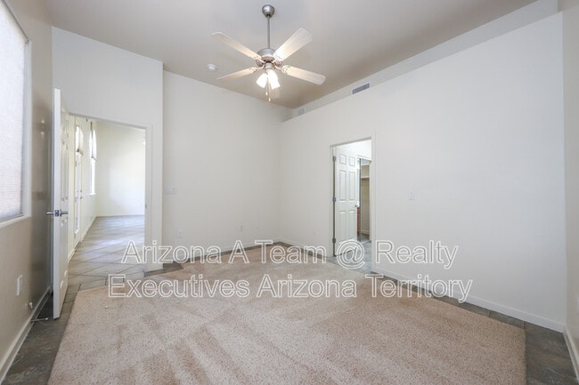 Building Photo - 665 E Weckl Pl
