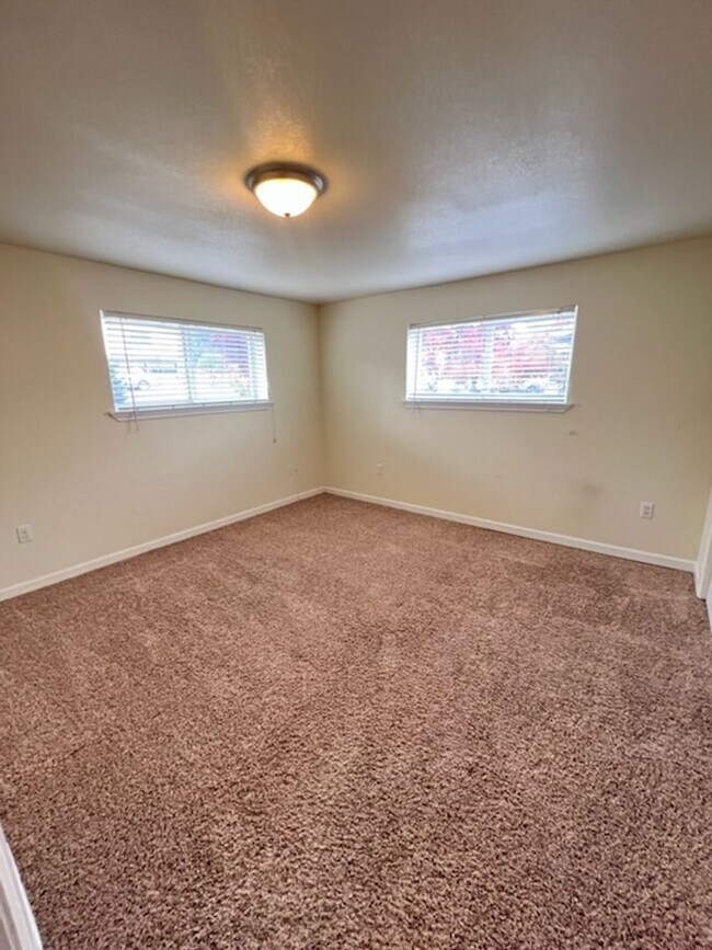 Building Photo - SPACIOUS 4 bed/2 bath home in desired location with double garage, fenced back yard!