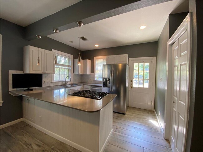 Building Photo - 3804 Duval St