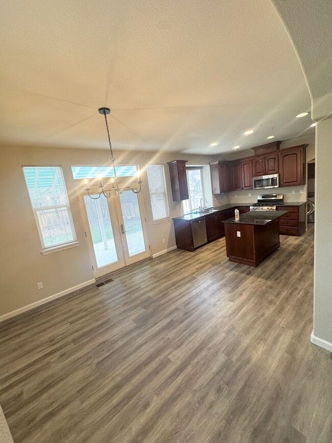 Building Photo - Charming Spacious 3 Bedroom Home