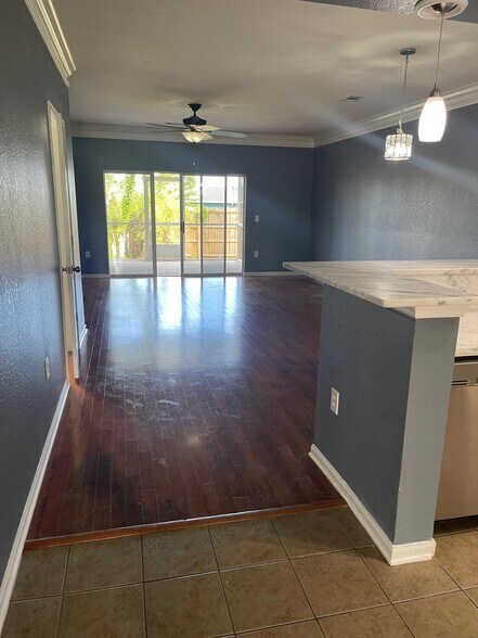 Living - 804 Baldwin Rowe Cir