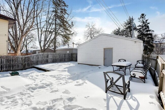 Building Photo - 6 bedroom 2 bathroom available 06/01/2026