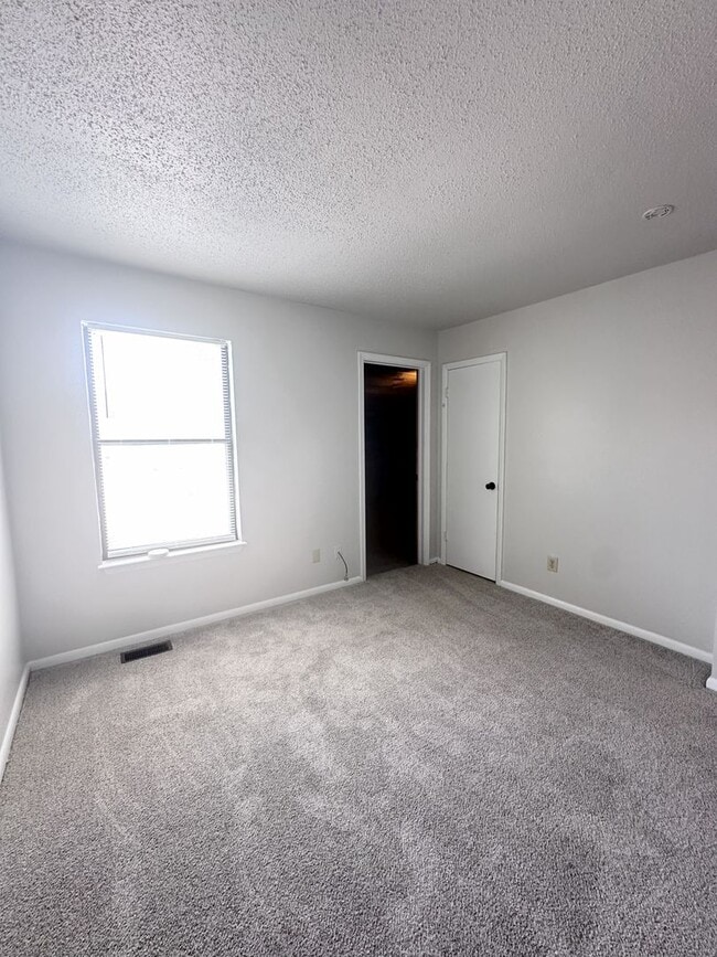 Building Photo - Cozy Townhome By the Beach!