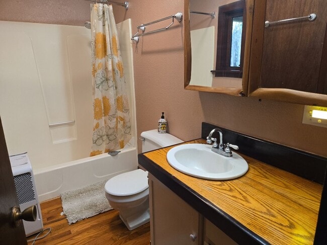 Building Photo - Pet Friendly! Redwood views! 3-bedroom hom...