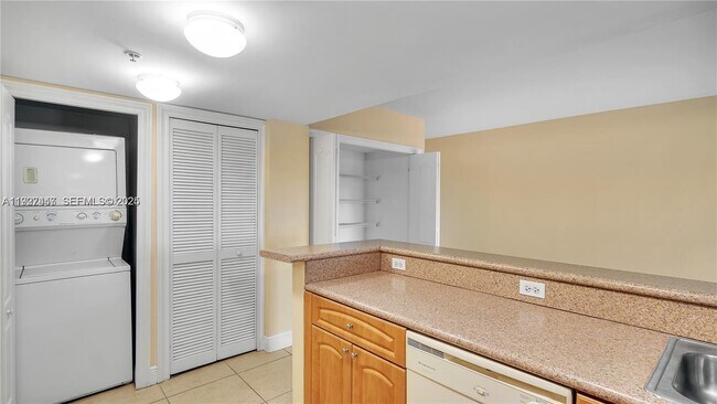 Building Photo - 120 Douglas Rd