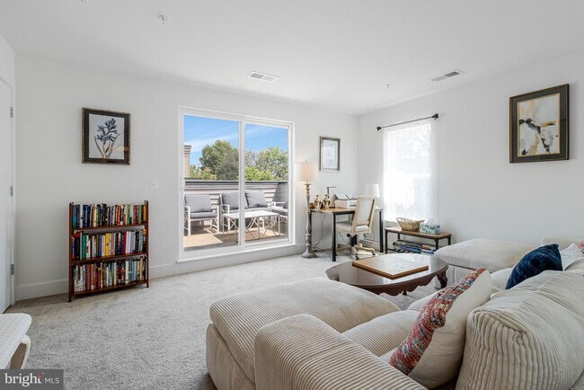 Building Photo - 40 Mural Walk NE