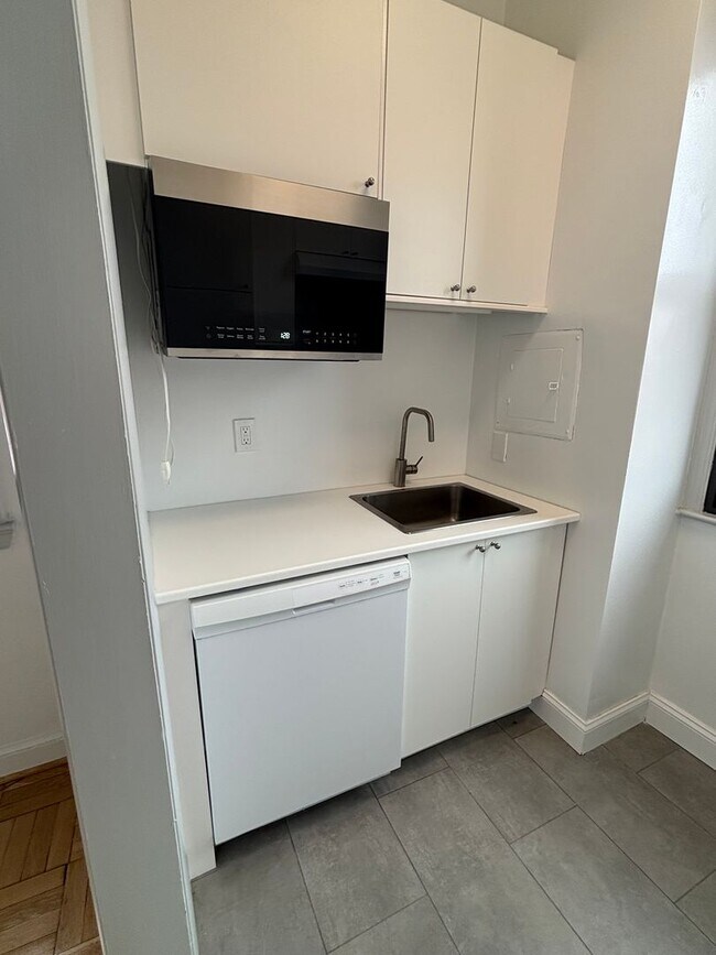 Building Photo - Updated Corner Unit at the Swarthmore in Foggy Bottom