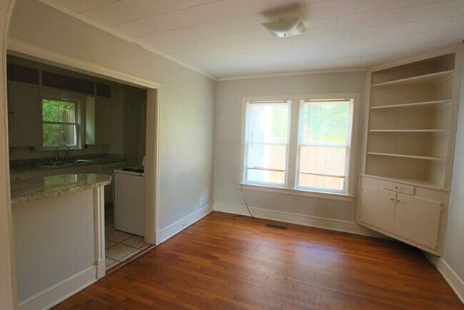 Building Photo - Downstairs 2 Bedroom 1 Bath Unit in Centra...