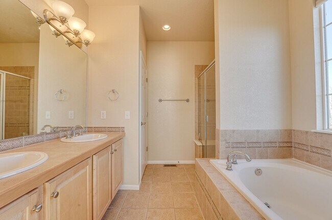 Building Photo - 2 bedroom, 2.5 bath townhome in Observatory Village