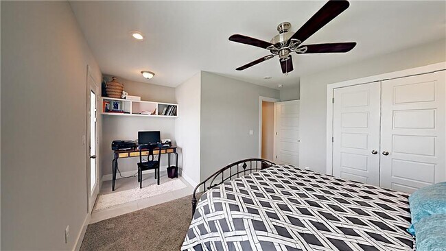 Building Photo - 6519 W Pleasant Way